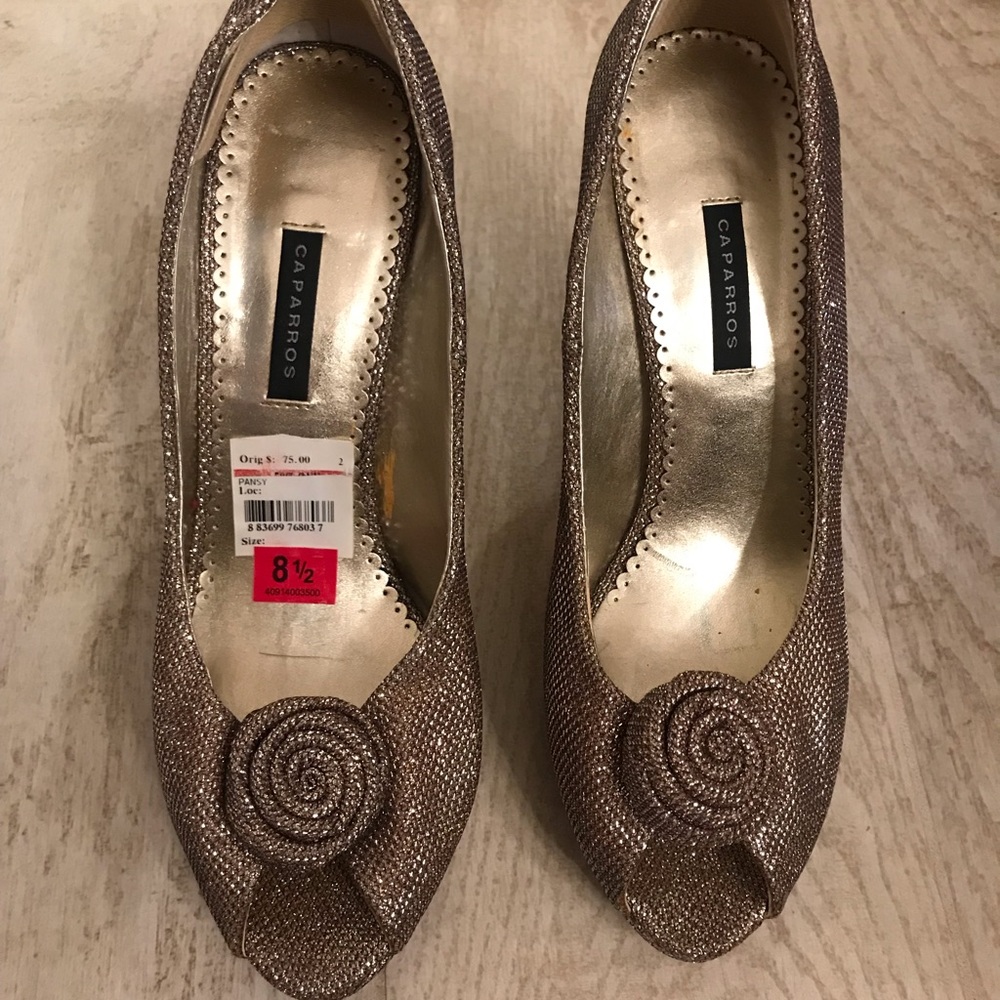 Caparris 4 in champagne color peep toe heels 👠
